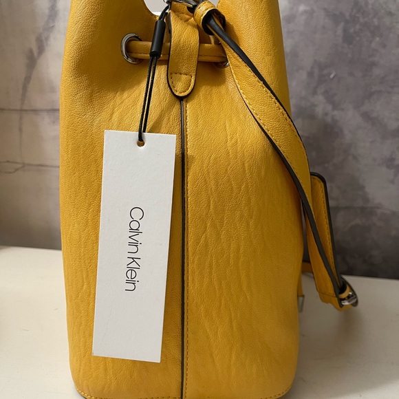 Calvin Klein yellow bucket bag - Picture 8 of 10
